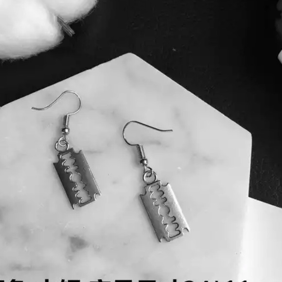 New Punk Sliver Handcuffs Blade Gun Drop Earrings - Picture 2 of 2